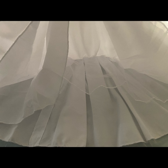 SPARKLE SEQUINS AND FLORAL LACE DESIGN Dress-Veil-Gloves. Dress is flowing - Picture 12 of 16